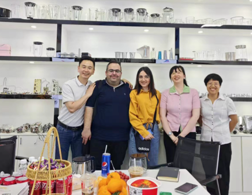 Zhongshan Yuekon Electrical Appliances Co., Limited の代表者は国際的な顧客と協力し、強力なビジネス関係を示しています。