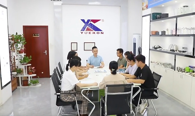 Zhongshan Yuekon Electrical Appliances Co., Limited での会議の画像。チームメンバーがビジネスディスカッションに取り組んでいる様子。