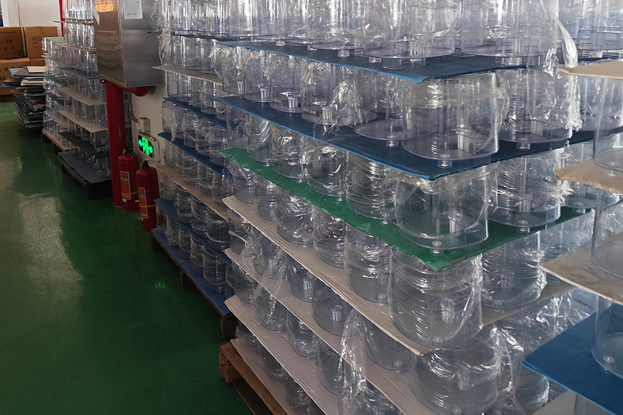 中山悦建電器有限公司の生産ワークショップの画像。キッチンマシンと多機能ブレンダーの効率的な組み立てラインと生産活動を示しています。